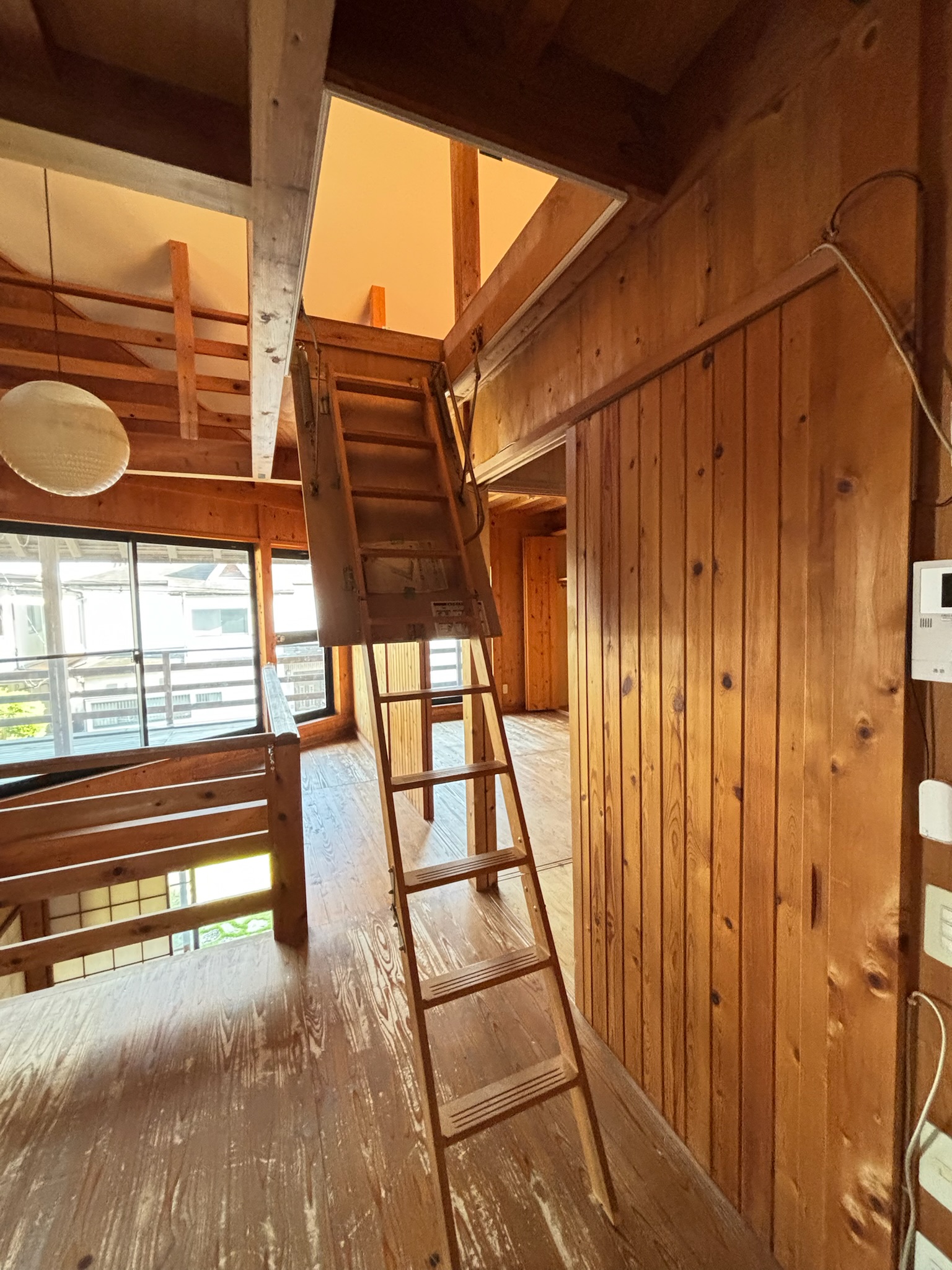 屋根裏スペース用階段